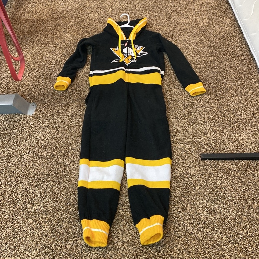 Hockey Sockey Pittsburgh Penguins fleece zip up onesie Sz XXS